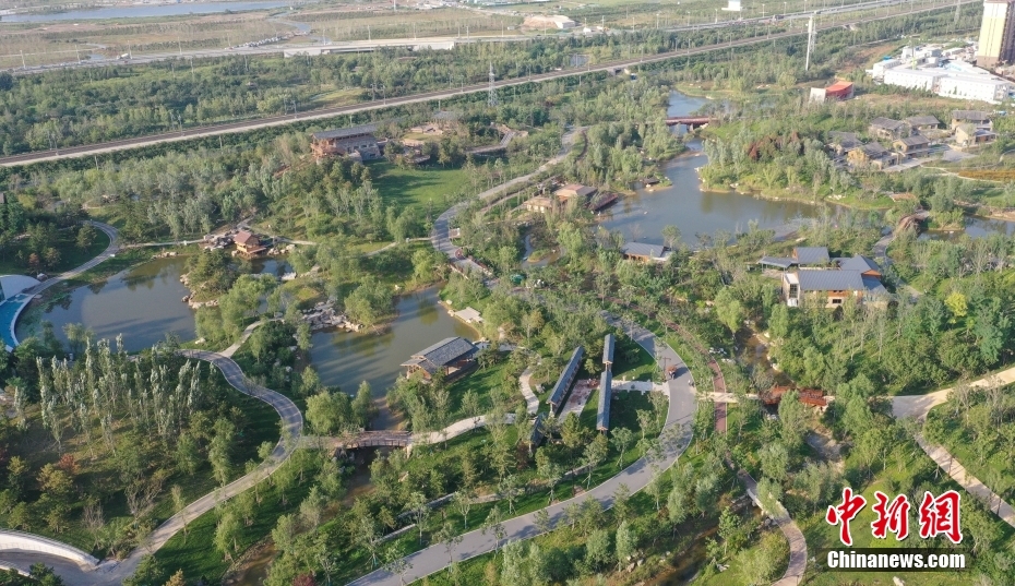 9月9日、上空から撮影した雄安新區(qū)悅?cè)莨珗@（ドローンによる撮影?韓氷）。