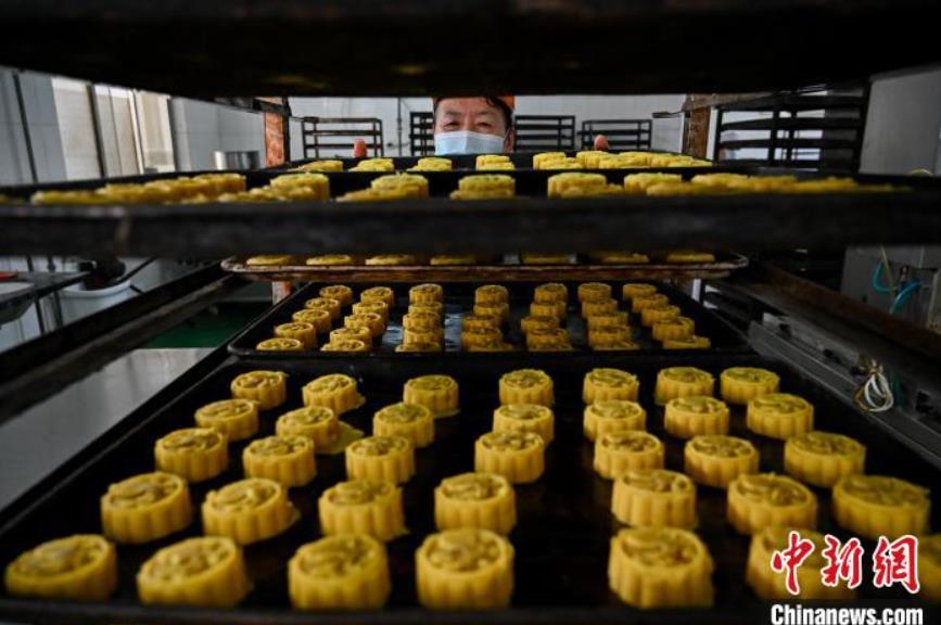 晉式月餅を天板に並べる工場(chǎng)スタッフ（撮影?韋亮）。