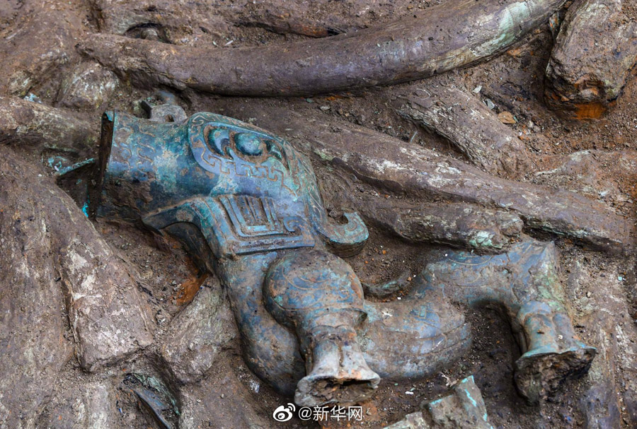 三星堆、7號?8號「祭祀坑」から象牙や玉細(xì)工などが出土　四川省