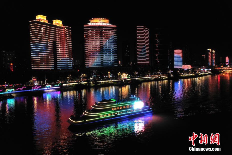 湖北省襄陽(yáng)市で、漢江の水位が低下し再開されたナイトクルーズ（撮影?楊東）。