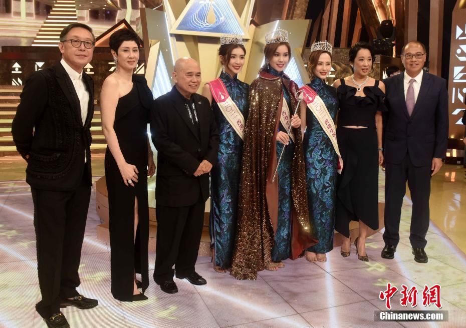 審査員と記念撮影する今年の「ミス香港」に選ばれた宋宛穎さん（寫真中央）、準(zhǔn)ミスの梁凱晴さん（寫真中央左側(cè)）、第3位と「ミス友誼」に選ばれた邵初さん（寫真中央右側(cè)、撮影?鄧慶楽）。