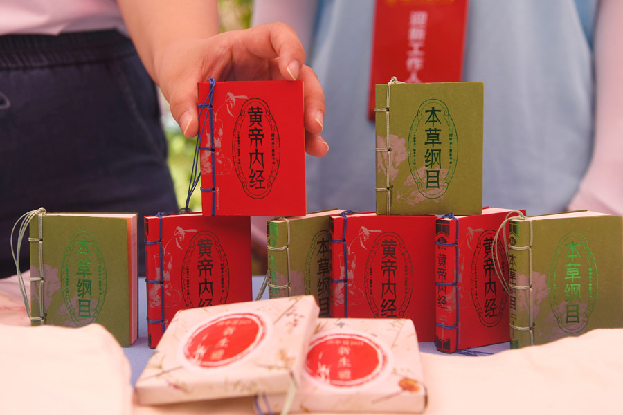 9月13日、湖北中醫(yī)薬大學(xué)の各學(xué)院が新入生のために準(zhǔn)備した中醫(yī)學(xué)関連のユニークなギフト（寫(xiě)真著作権はCFP視覚中國(guó)が所有のため転載禁止）。