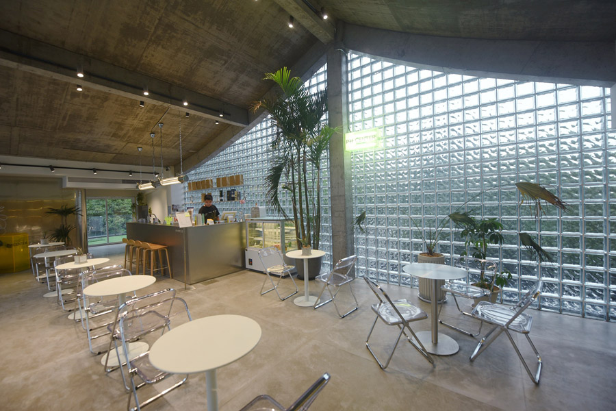 14日に撮影された杭州西湖平湖秋月景勝區(qū)內(nèi)にある蘭心公衆(zhòng)トイレ2階のカフェ（寫真著作権はCFP視覚中國が所有のため転載禁止）。 