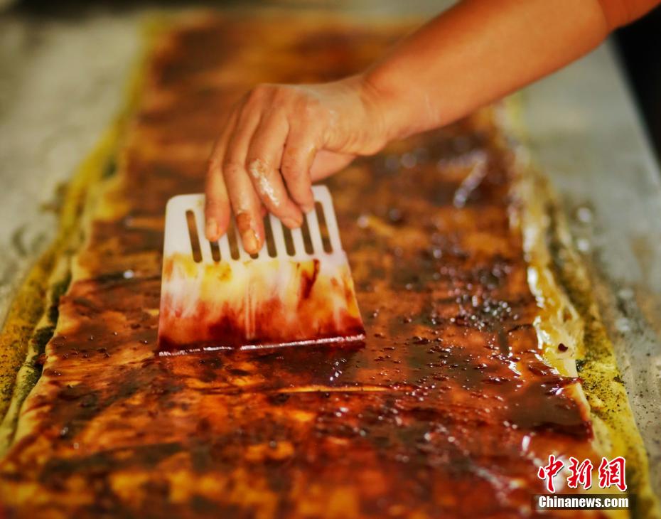 甘粛省楡中県の伝統(tǒng)の月餅はカラフルな花巻