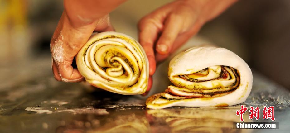 甘粛省楡中県の伝統(tǒng)の月餅はカラフルな花巻