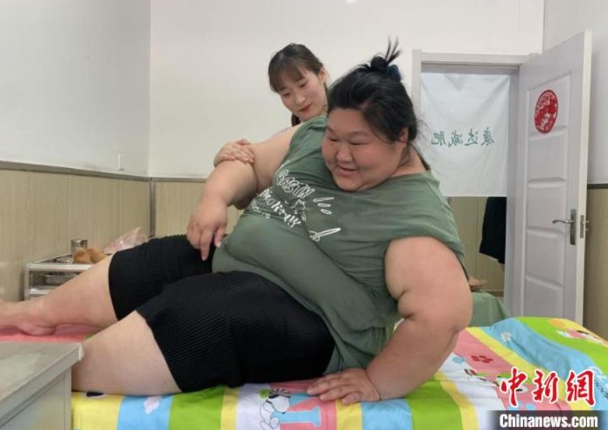 ダイエットを決意する以前の付さんは日常生活に様々な困難を抱えていた。仕事は思うようにはかどらないだけでなく、日々の暮らしも人の手を借りる必要があり、両親の世話すらままならなかったという（資料提供?本人）。