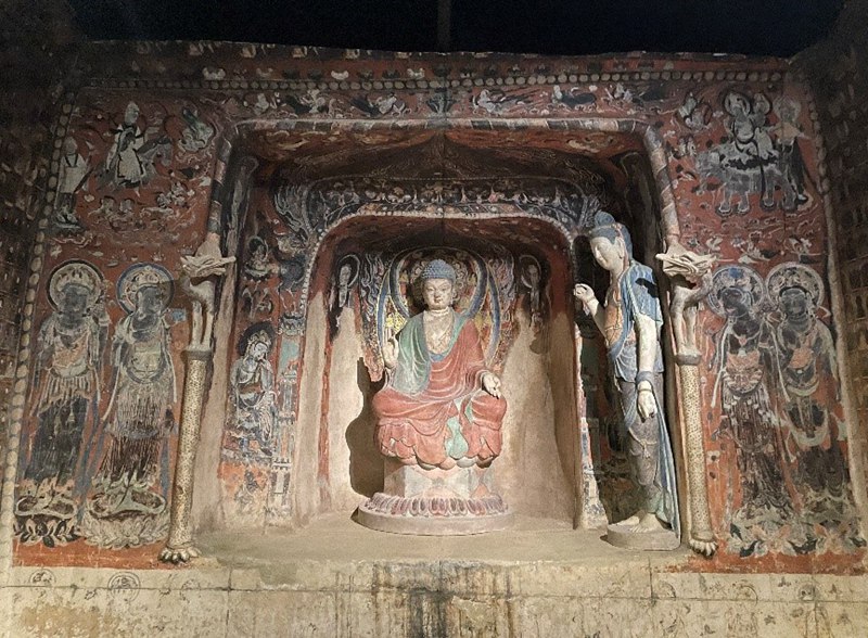 東京蕓術(shù)大學(xué)美術(shù)館で展示されている莫高窟第57窟の交腳彌勒菩薩像。移動不可の敦煌石窟文化やアートに、日本の人々にとって身近な存在に（撮影?呉穎）。