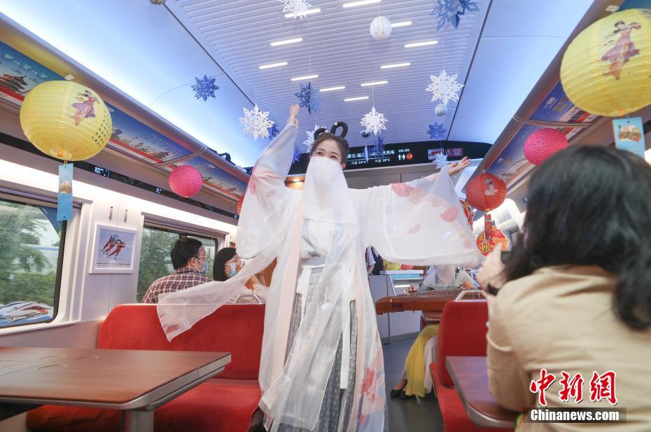 「嫦娥」に扮して乗客と中秋節(jié)祝う京張高速鉄道の乗務(wù)員たち