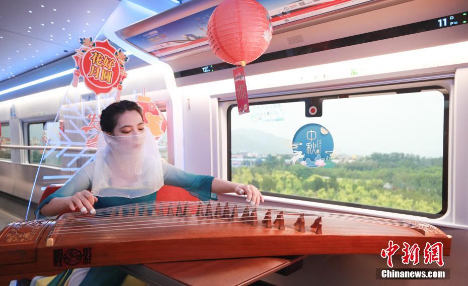 「嫦娥」に扮して乗客と中秋節(jié)祝う京張高速鉄道の乗務(wù)員たち