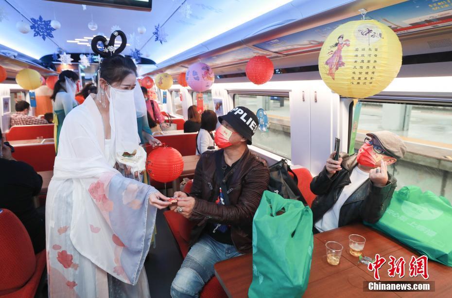 「嫦娥」に扮して乗客と中秋節(jié)祝う京張高速鉄道の乗務(wù)員たち