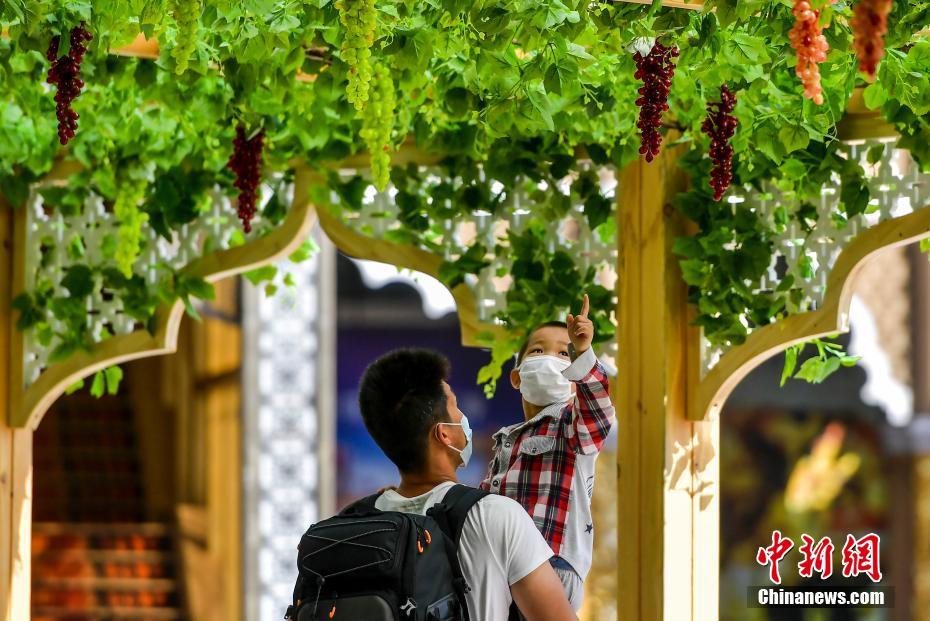 連休中にバザールをそぞろ歩く観光客　新疆