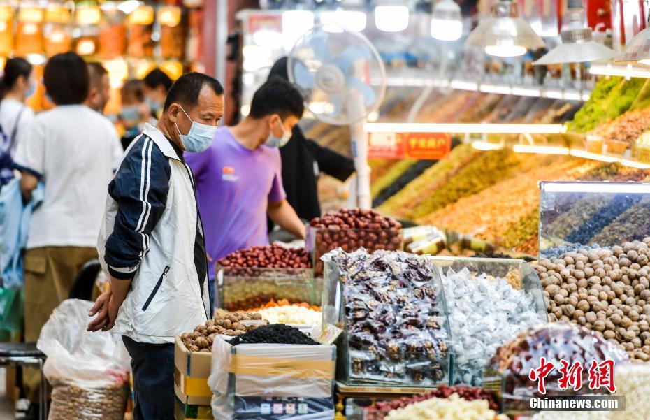 連休中にバザールをそぞろ歩く観光客　新疆