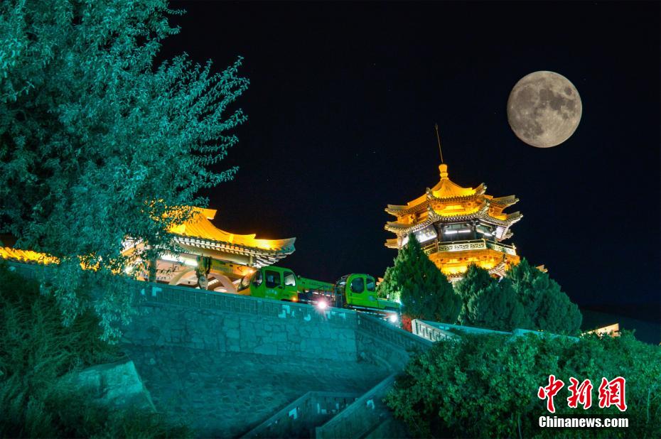 砂漠を明るく照らすスーパームーン　甘粛省敦煌