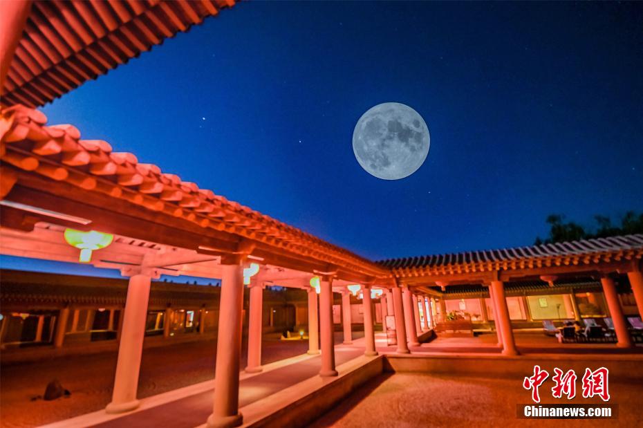 砂漠を明るく照らすスーパームーン　甘粛省敦煌