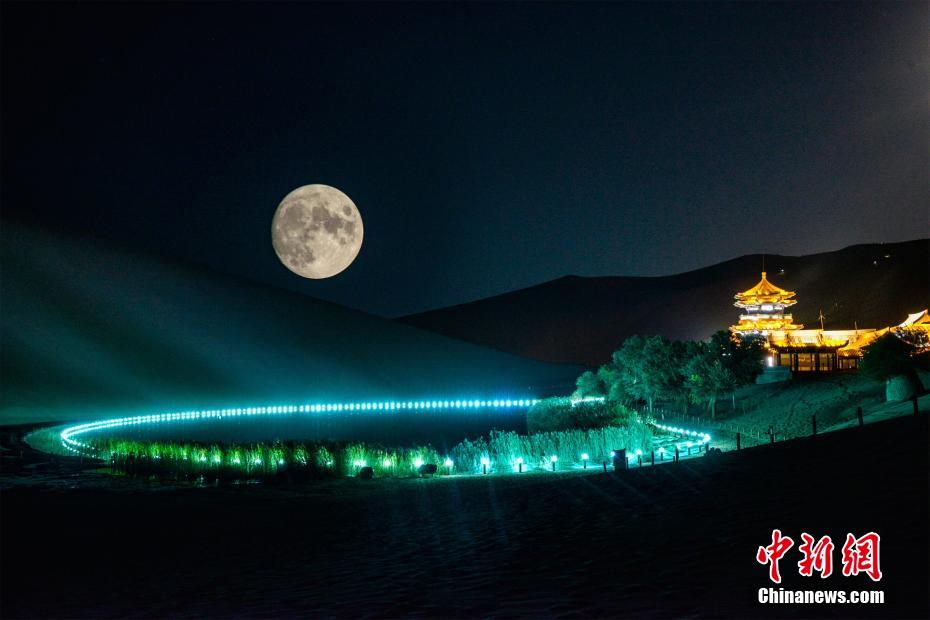 砂漠を明るく照らすスーパームーン　甘粛省敦煌