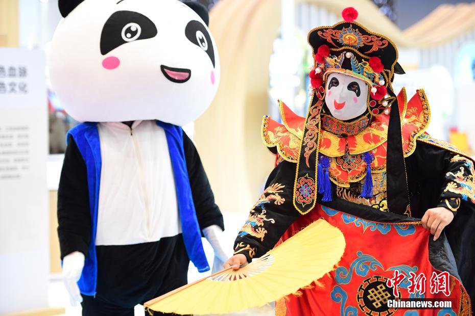 瞬時(shí)に瞼譜（隈?。─驂浃à雭唤y(tǒng)技巧の「変臉」を披露する四川省出展チームのスタッフ（撮影?陳文） 。