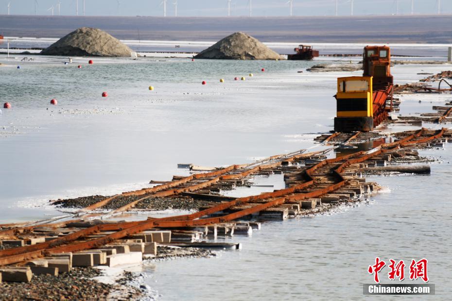 観光客でにぎわう「天空の鏡」チャカ塩湖　青海省