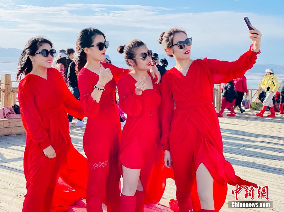 観光客でにぎわう「天空の鏡」チャカ塩湖　青海省