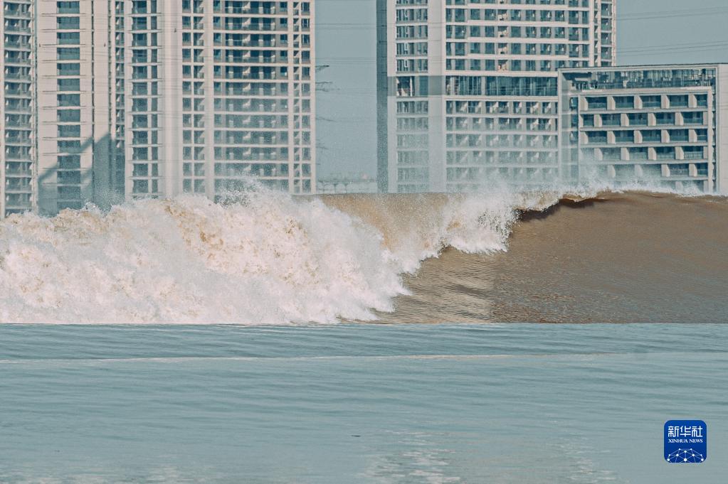 秋分に銭塘江の逆流　浙江省
