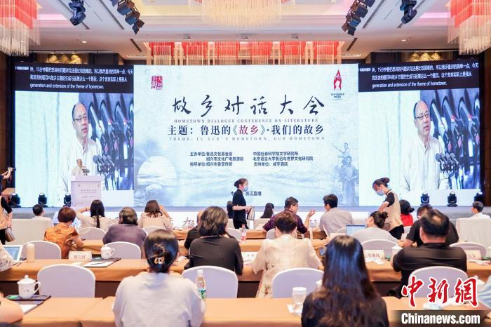 研究の成果を披露する中國人學(xué)者（撮影?呉玉奇）。