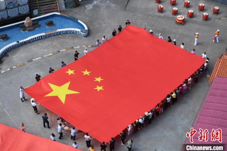 國慶節(jié)を祝賀する大型國旗掲揚フラッシュモブイベント　重慶