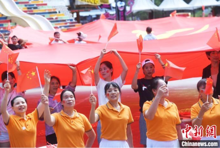 國慶節(jié)を祝賀する大型國旗掲揚フラッシュモブイベント　重慶