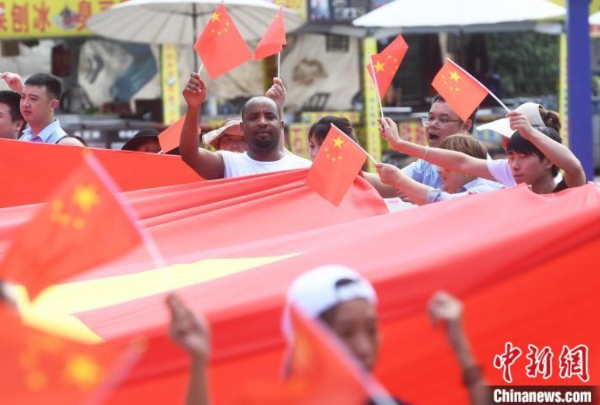 國慶節(jié)を祝賀する大型國旗掲揚フラッシュモブイベント　重慶