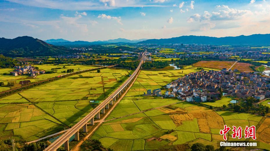 上空から撮影した郷村の田園風(fēng)景　江西省峽江