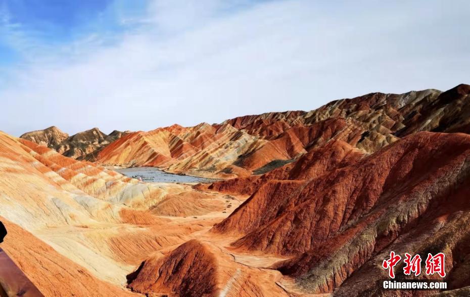 険阻な山々が艶やかな朱色や赤茶色で染まった張掖丹霞地形（撮影?史靜靜）。