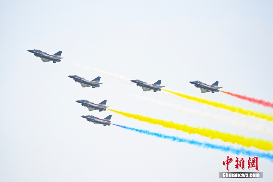 開幕初日の28日、素晴らしいパフォーマンスを披露した中國空軍「八一」アクロバット飛行隊(duì)（撮影?陳驥旻）。