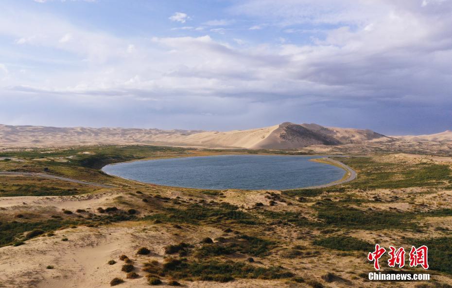9月27日、上空から撮影した、青海省海北蔵族自治州海晏県にある青海湖沙島景勝地の太陽湖（ドローンによる撮影?馬銘言）。