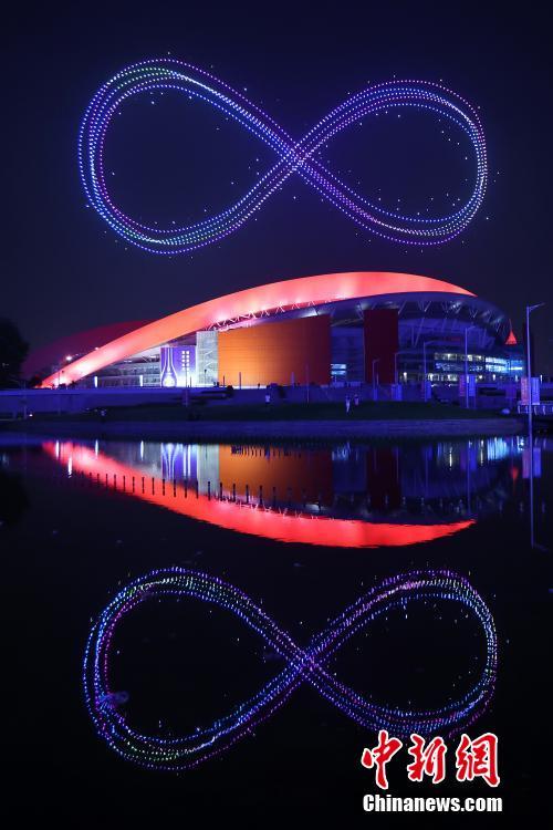 國(guó)慶節(jié)を祝い夜空を照らすドローンショー　江蘇省南京