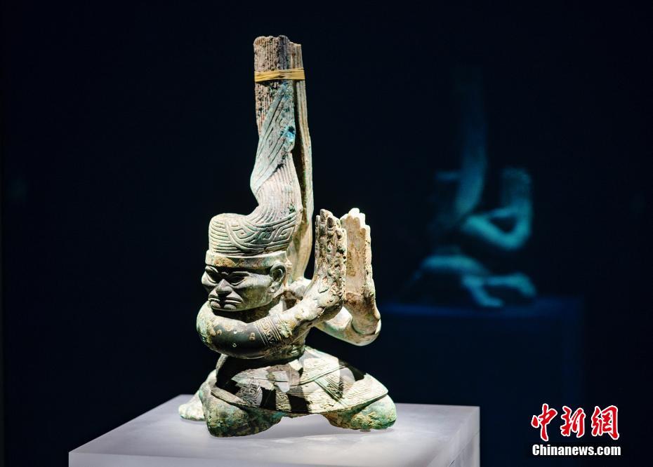 三星堆博物館がユニークな顔つきの青銅像を國慶節(jié)に公開　四川省