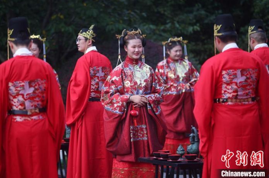 江蘇省徐州で伝統(tǒng)衣裝の漢服姿で愛(ài)を誓う漢服合同結(jié)婚式