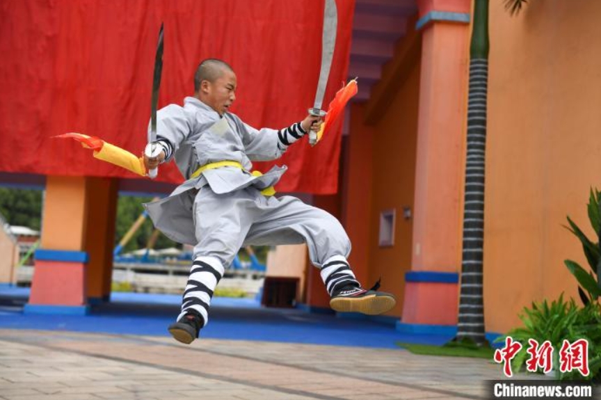 約100人の若者が伝統(tǒng)文化パフォーマンスを披露　湖南省長(zhǎng)沙