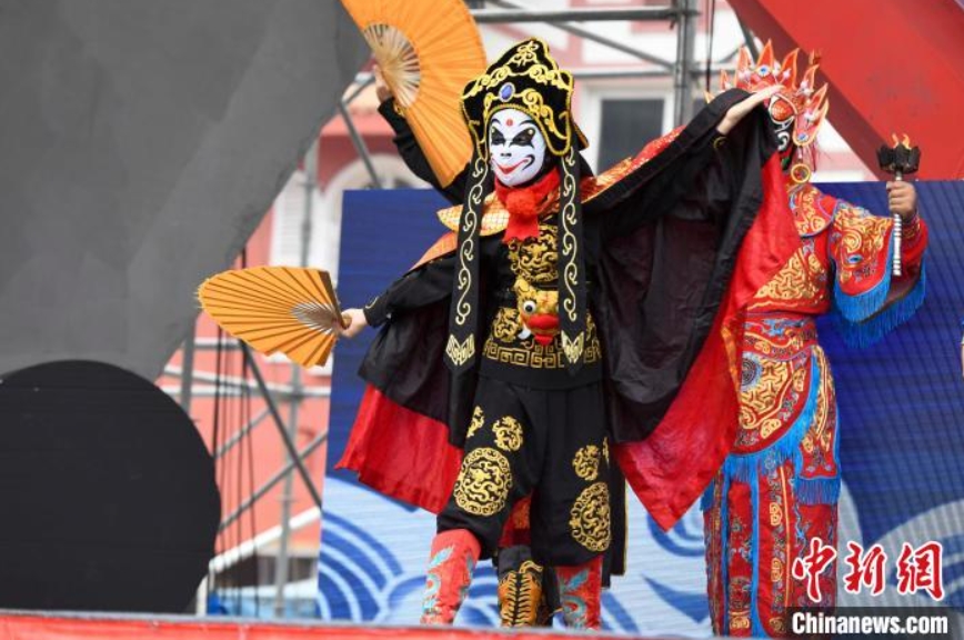 約100人の若者が伝統(tǒng)文化パフォーマンスを披露　湖南省長(zhǎng)沙