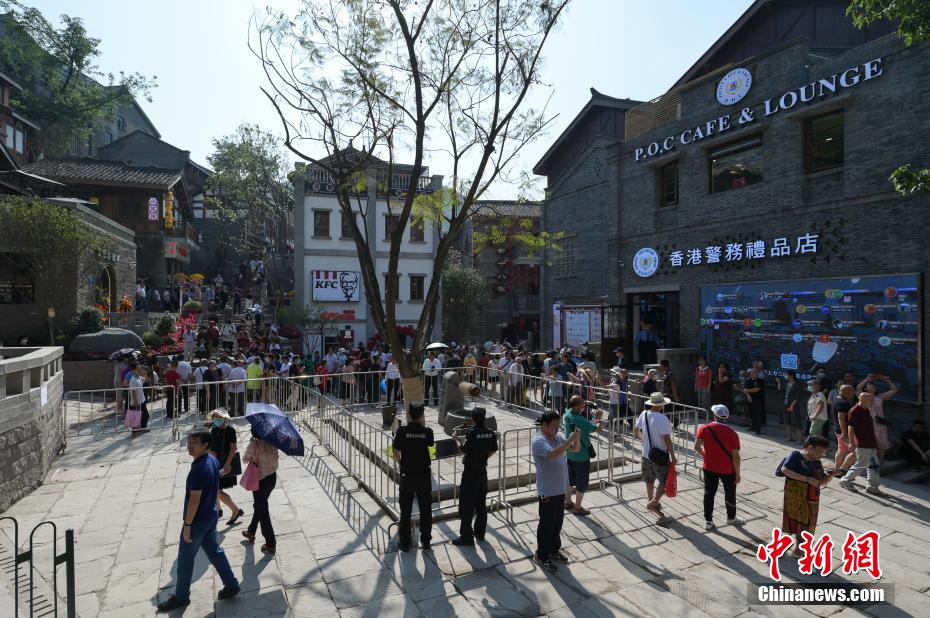 重慶の十八梯伝統(tǒng)風(fēng)貌區(qū)の再公開初日　詰めかける観光客