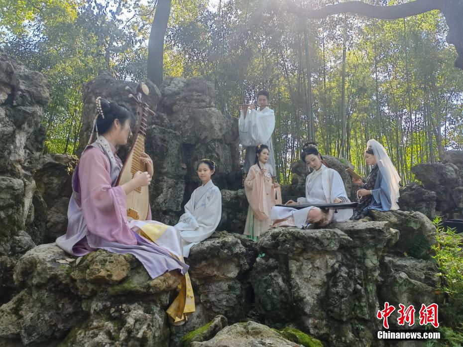 アジア現(xiàn)存最古の図書館で沒入型の漢服ショー 浙江省