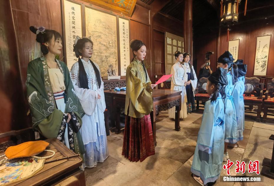 アジア現(xiàn)存最古の図書館で沒入型の漢服ショー 浙江省