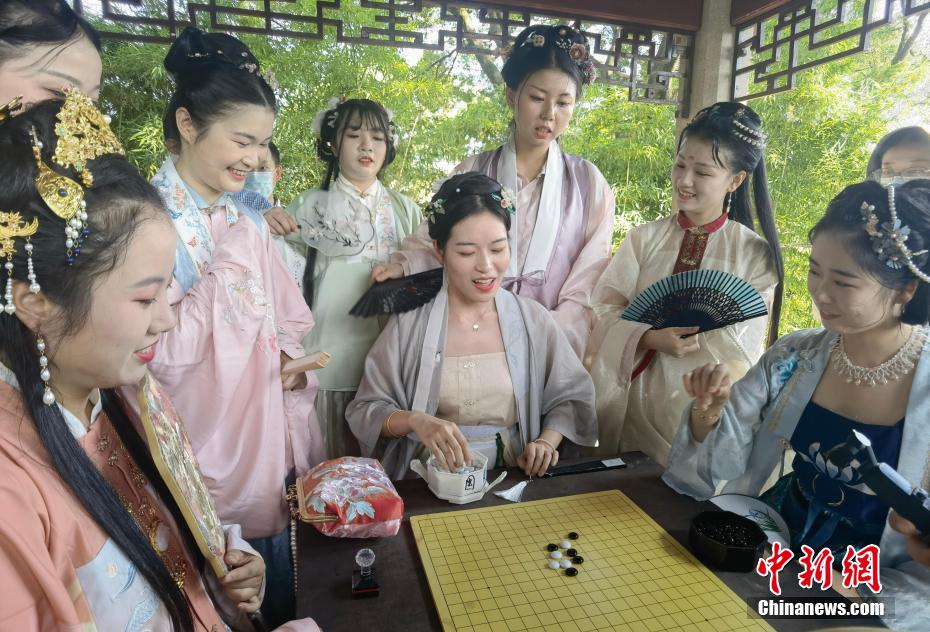 アジア現(xiàn)存最古の図書館で沒(méi)入型の漢服ショー 浙江省