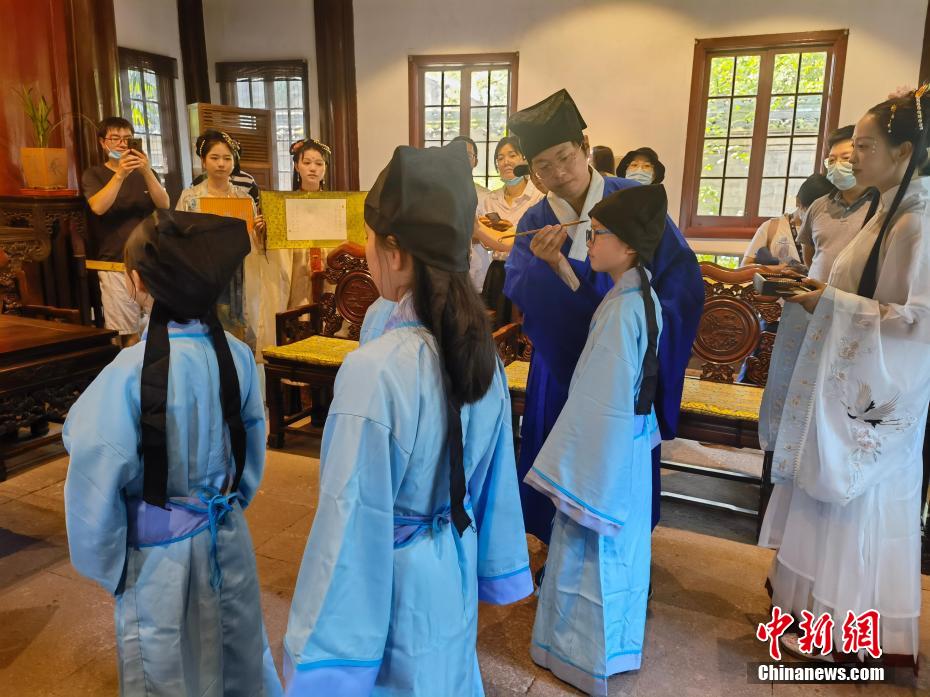 アジア現(xiàn)存最古の図書(shū)館で沒(méi)入型の漢服ショー 浙江省