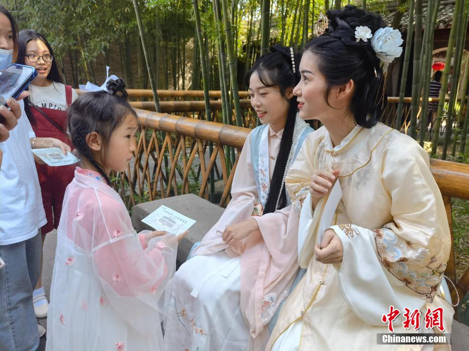 アジア現(xiàn)存最古の図書館で沒入型の漢服ショー 浙江省