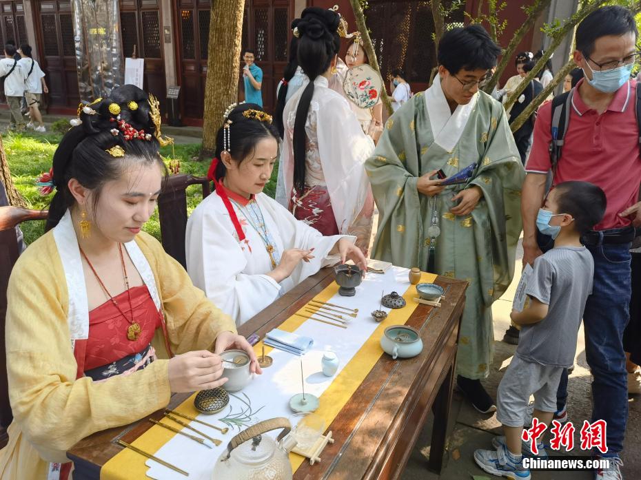 アジア現(xiàn)存最古の図書(shū)館で沒(méi)入型の漢服ショー 浙江省