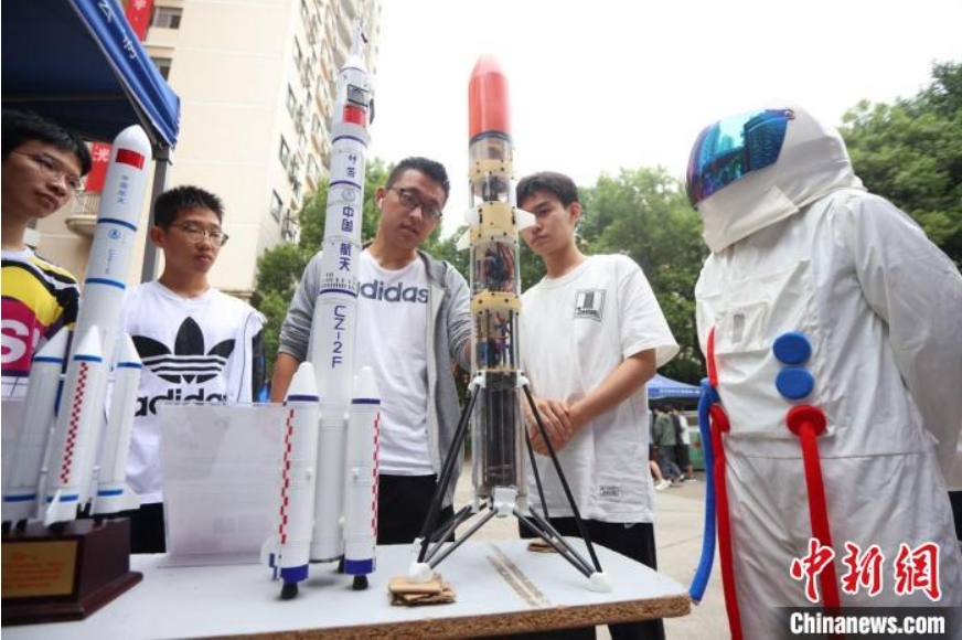 新入生を迎えるのはピンク色の宇宙飛行士？　江蘇省の南京航空航天大學(xué)