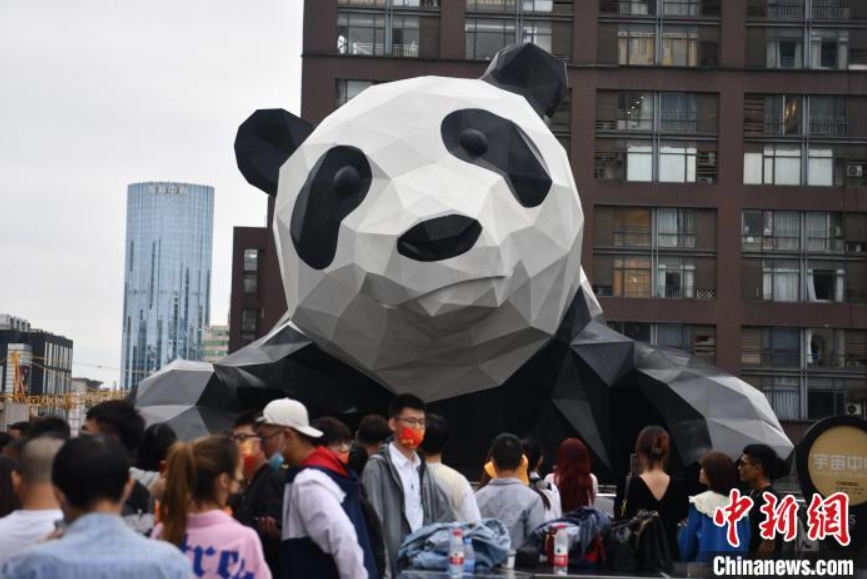 パンダオブジェとの記念撮影に長(zhǎng)蛇の列　四川省成都