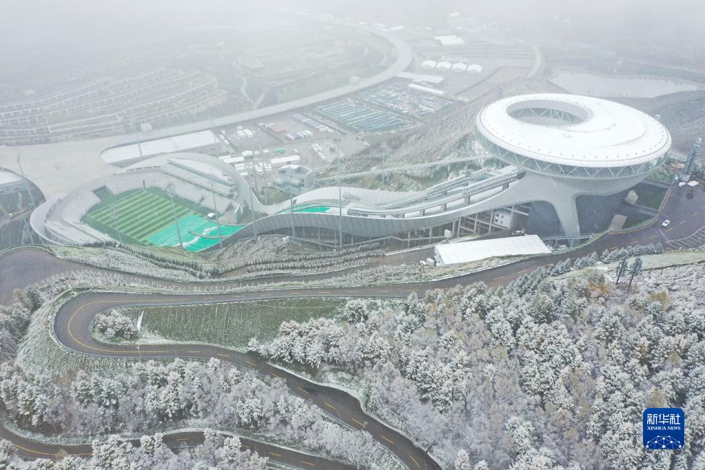 冬季五輪會(huì)場(chǎng)に降る秋の雪　?河北省崇禮