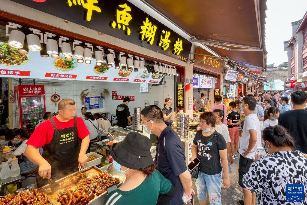 10月2日、湖北省武漢市の有名なグルメ街「戸部巷」で休暇を楽しむ観光客（撮影?肖蕓九）。