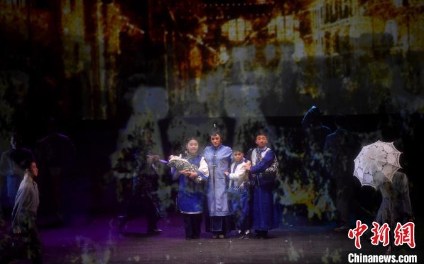 開幕式のあと上演された武漢京劇院による京劇「母親」（撮影?瀟晧）。