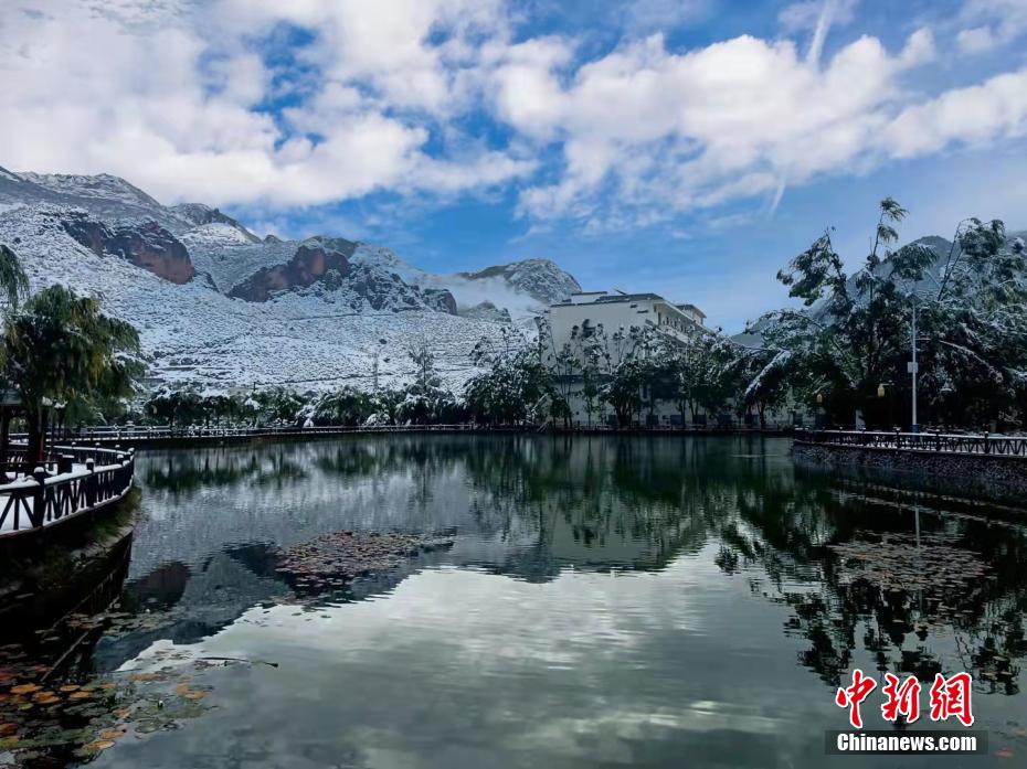 深まる秋に「冬景色」現(xiàn)る　甘粛省