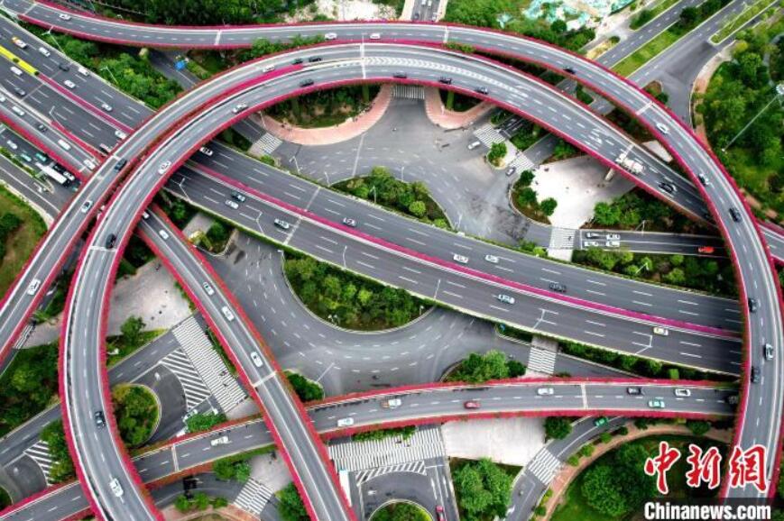 上空から見ると、まるで「花のベルト」のような高架橋（撮影?王東明）。